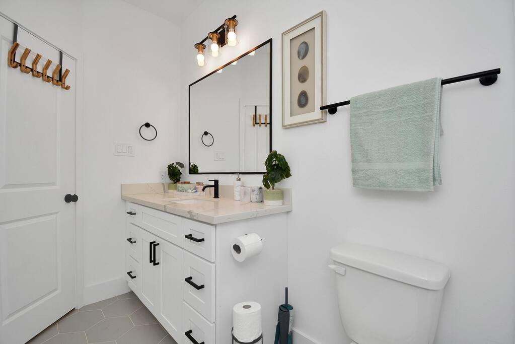 Blissful Getaway Home With Hot Tub & Backyard Near Downtown Houston Ngoại thất bức ảnh