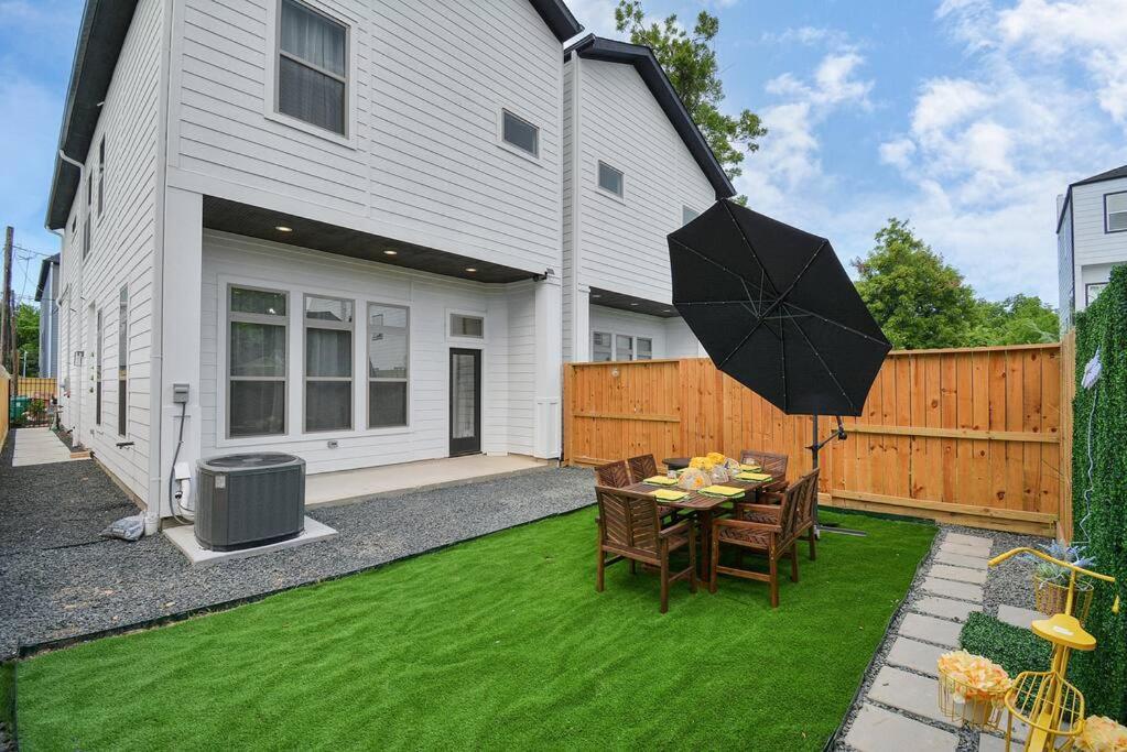Blissful Getaway Home With Hot Tub & Backyard Near Downtown Houston Ngoại thất bức ảnh